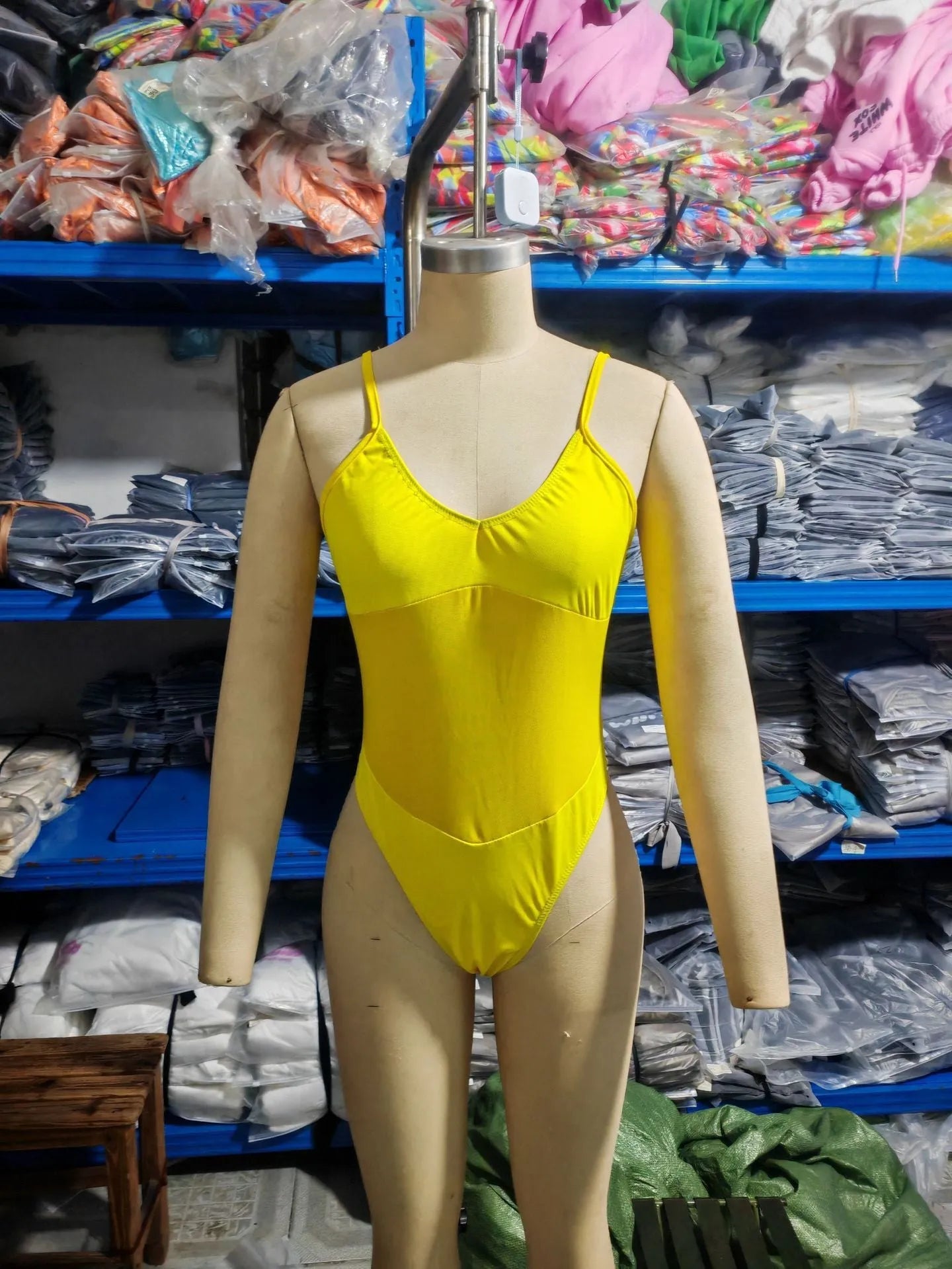 Women's solid colour one-piece swimsuit in quick-drying polyester fabric