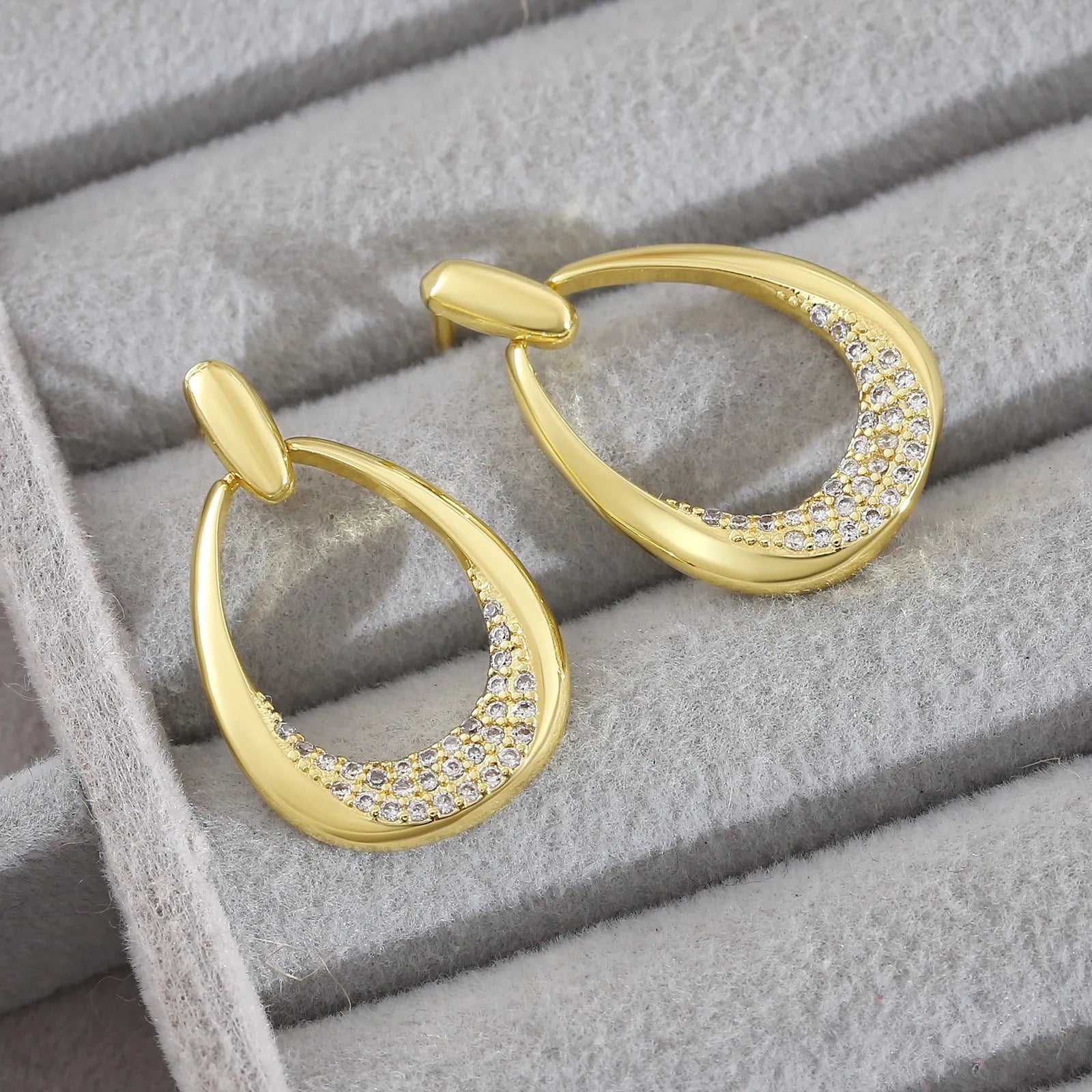 Yellow gold geometric drop earrings for women with simple zircon details on a copper base.