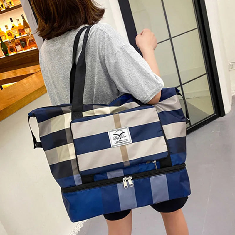 Foldable travel duffel bag in black Oxford cloth with dry wet separation and shoe compartment, 20-35L capacity.