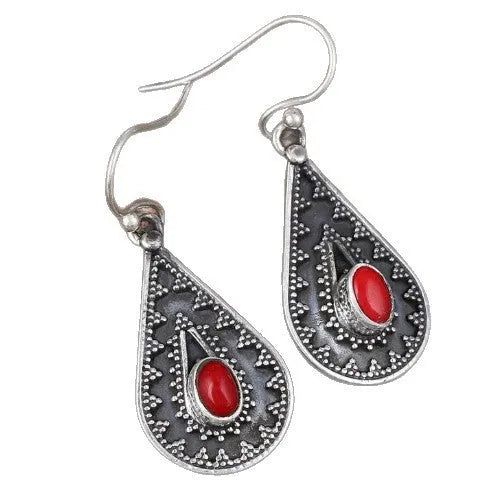 Silver-coloured drop-shaped retro earrings made from zinc alloy.