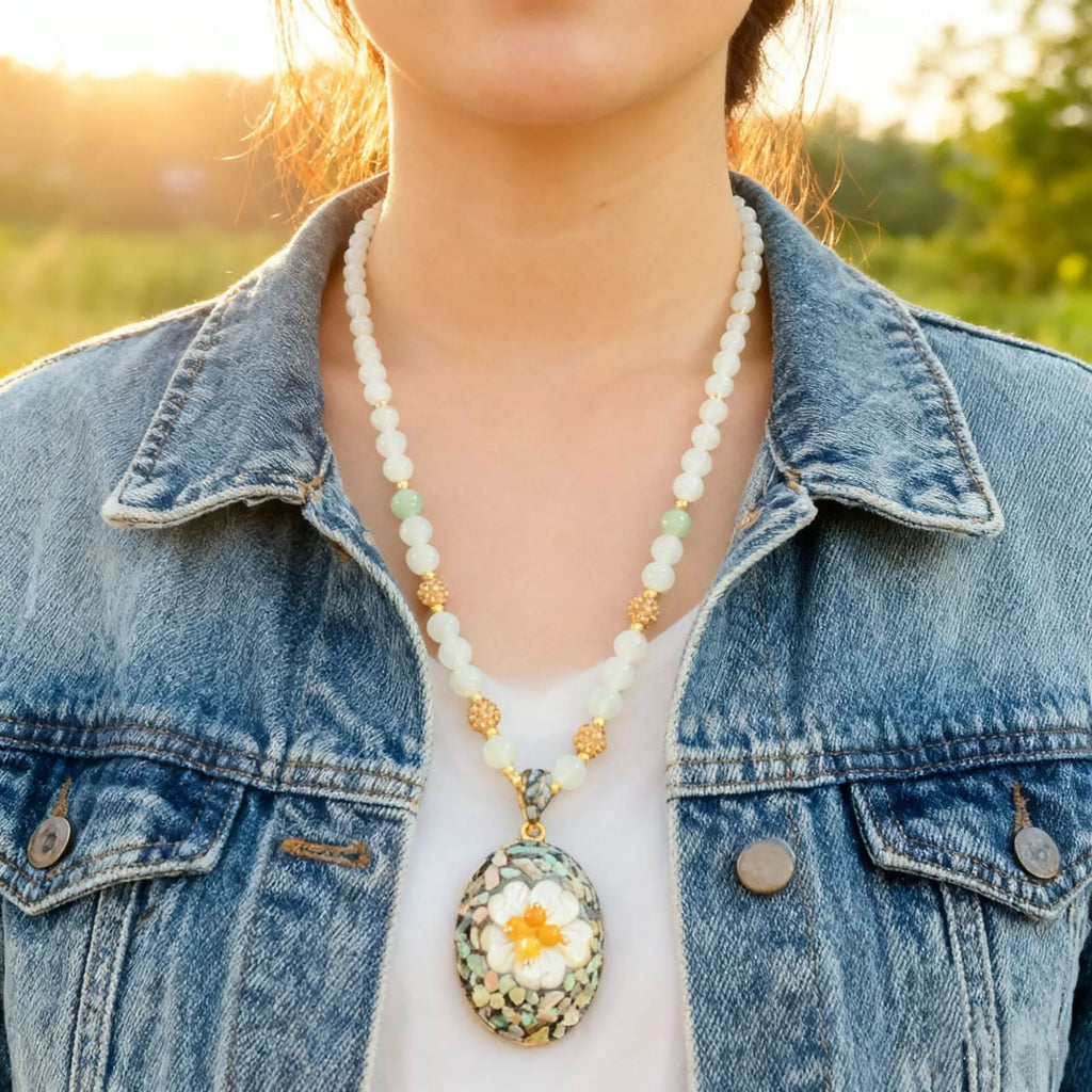 Original design mother-of-pearl shell necklace with rhinestone inlay on twist chain 51-60cm