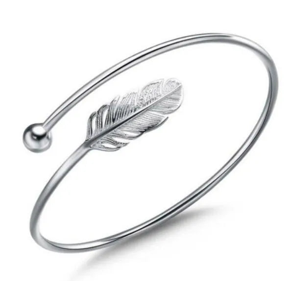 S925 sterling silver open bangle bracelet with a feather charm, silver colour, diameter 5.6 cm