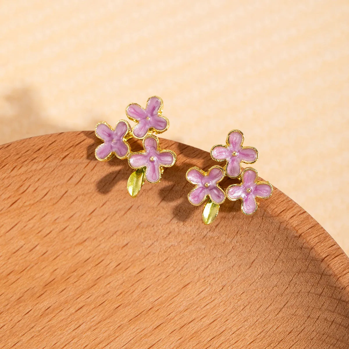 Silver Needle Mori flower stud earrings in zinc alloy with electroplated finish, colour E39741, on white background