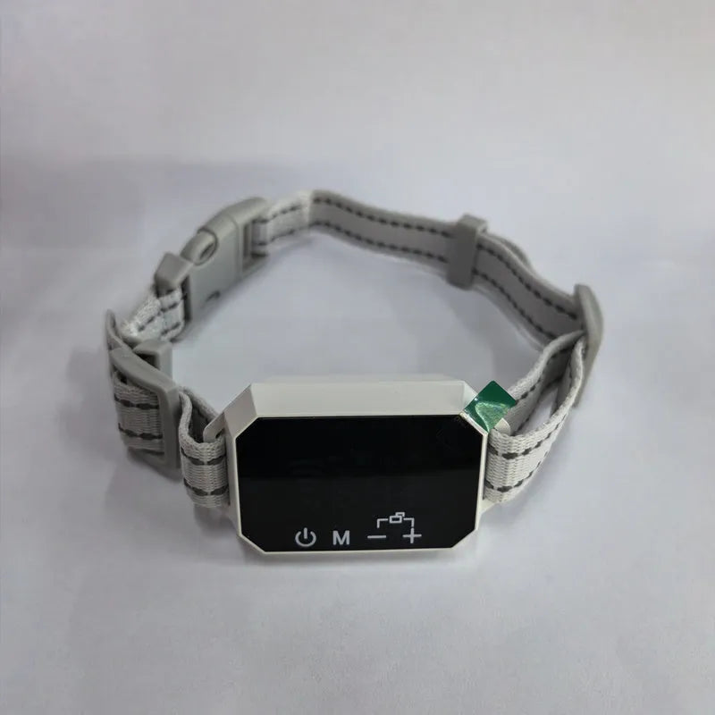 Pet wireless GPS dog trainer in black and white, ABS construction, 1000-metre range, IPX6 waterproof