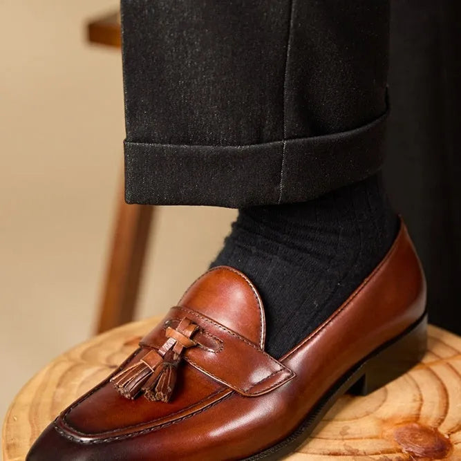 Men's black genuine leather tassel loafers with rubber sole in British business casual style