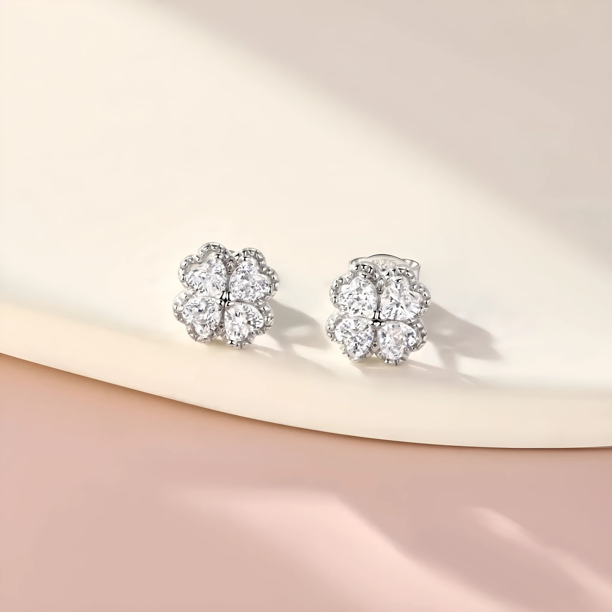 Zeng Yin women's heart-shaped sterling silver earrings with a four-leaf clover zircon design.