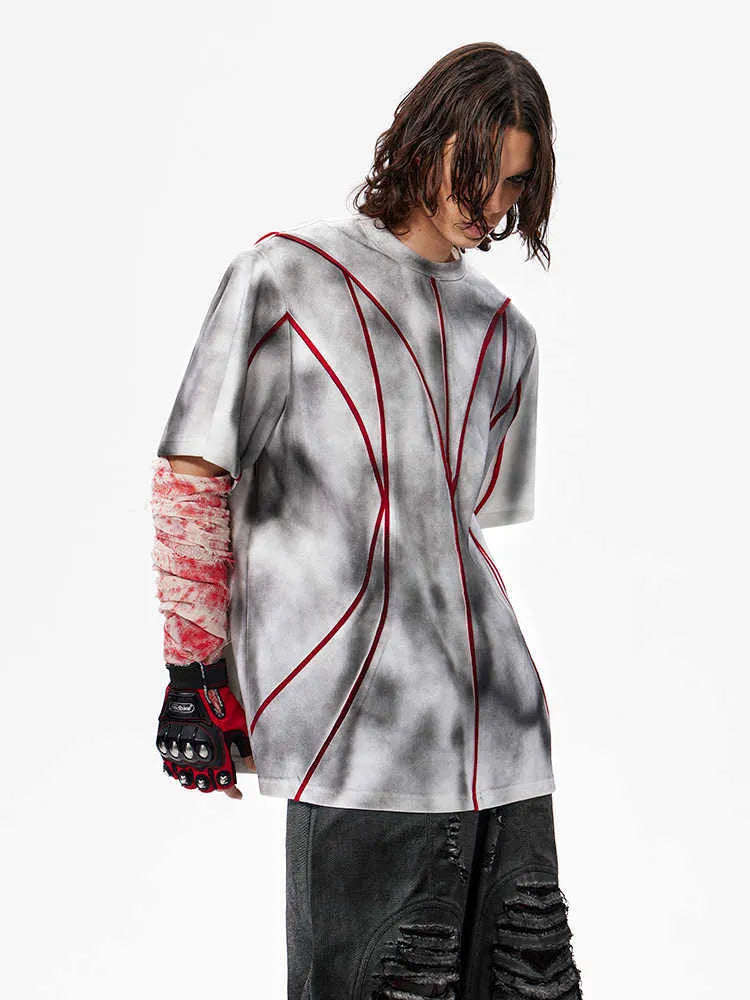 Padded shoulder short sleeve T-shirt with three-dimensional line patchwork and round neck
