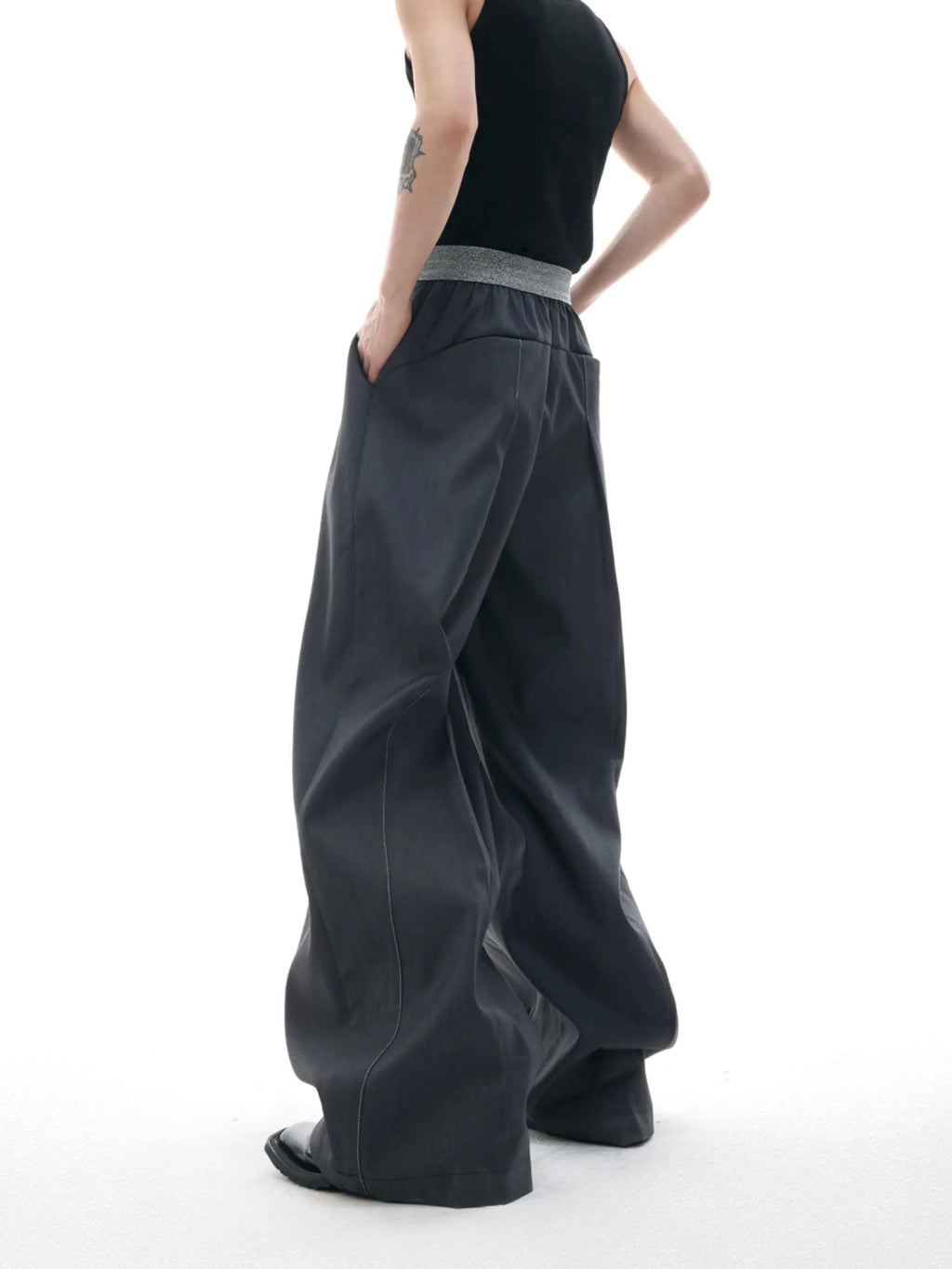 Straight-leg high-waisted casual trousers in grey with a button-open design line.