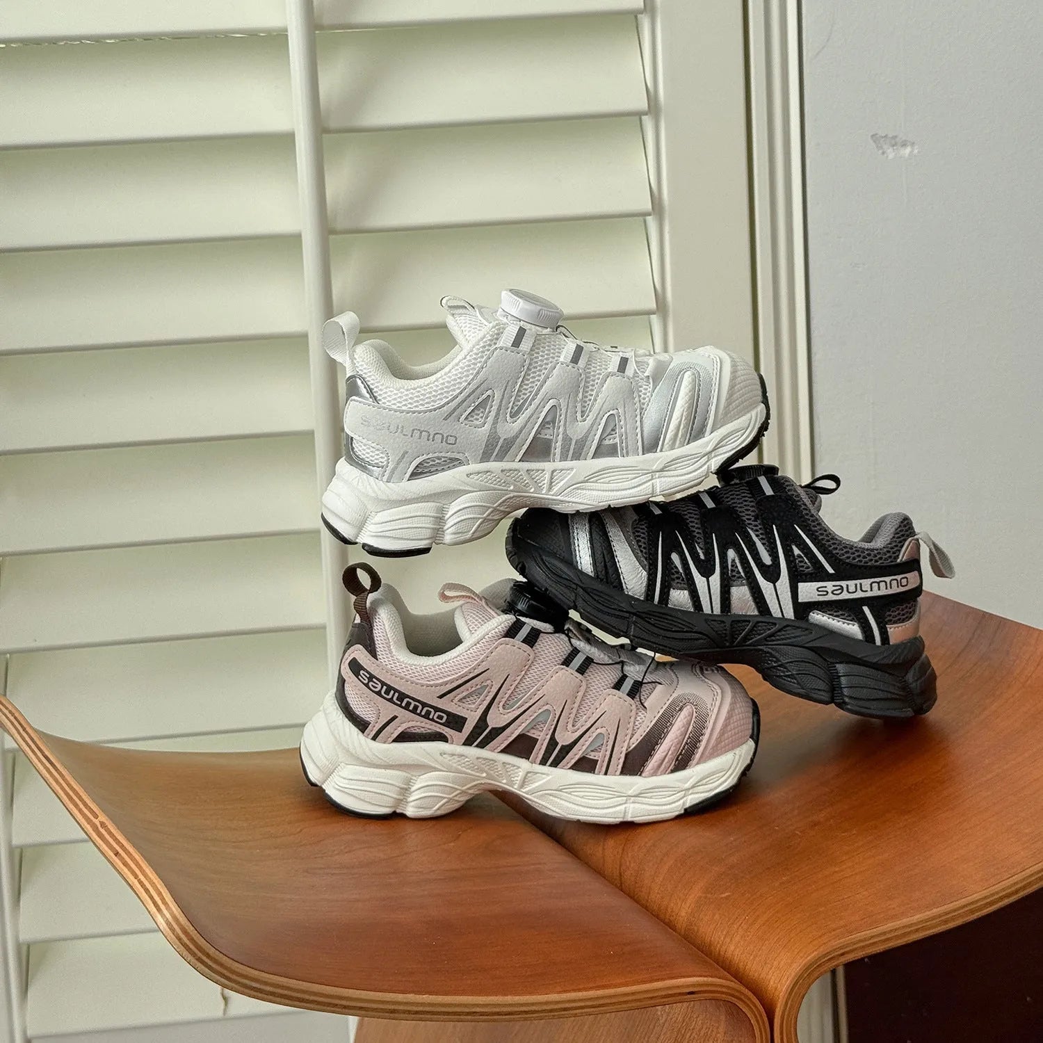 Casual shoes with breathable PU leather mesh upper in black, beige, or pink colours