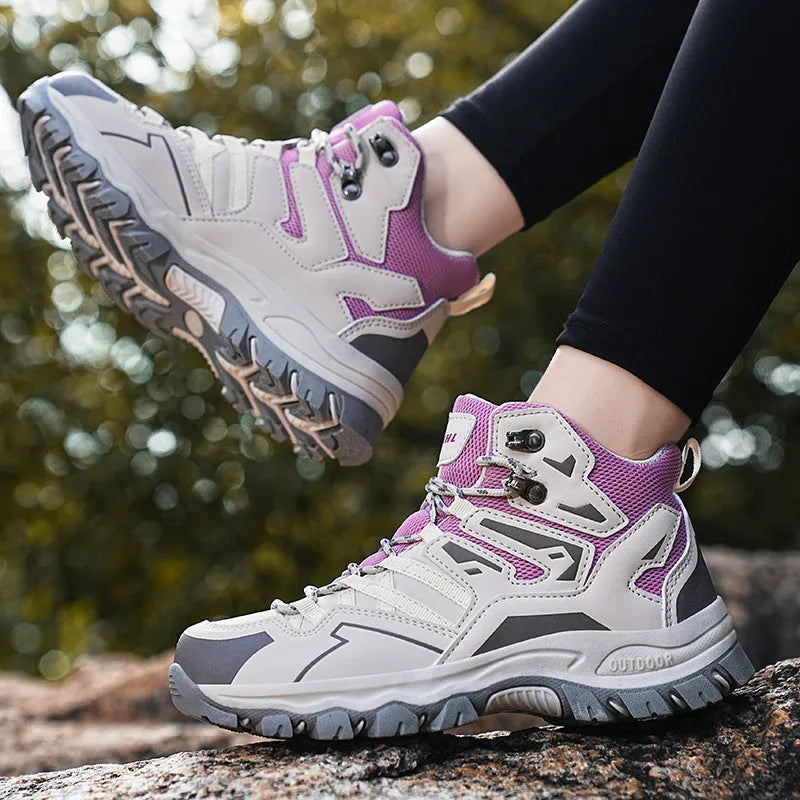 Hiking sneakers with front lace-up closure and natural rubber sole in multiple colour options