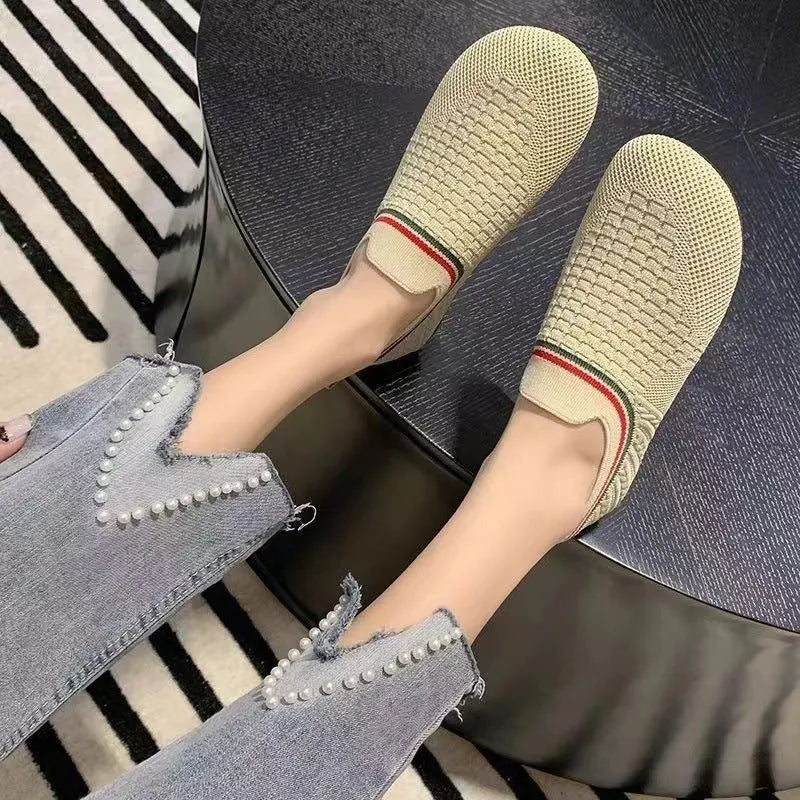 Flyknit-side casual non-slip one pedal shoes in black with mesh upper and rubber sole, low heel