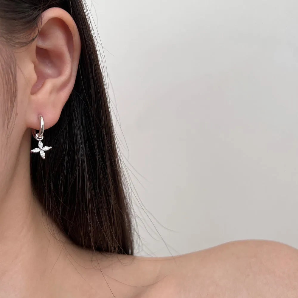 Pair of 925 sterling silver flower-shaped earrings in gold finish, Korean style women's jewellery