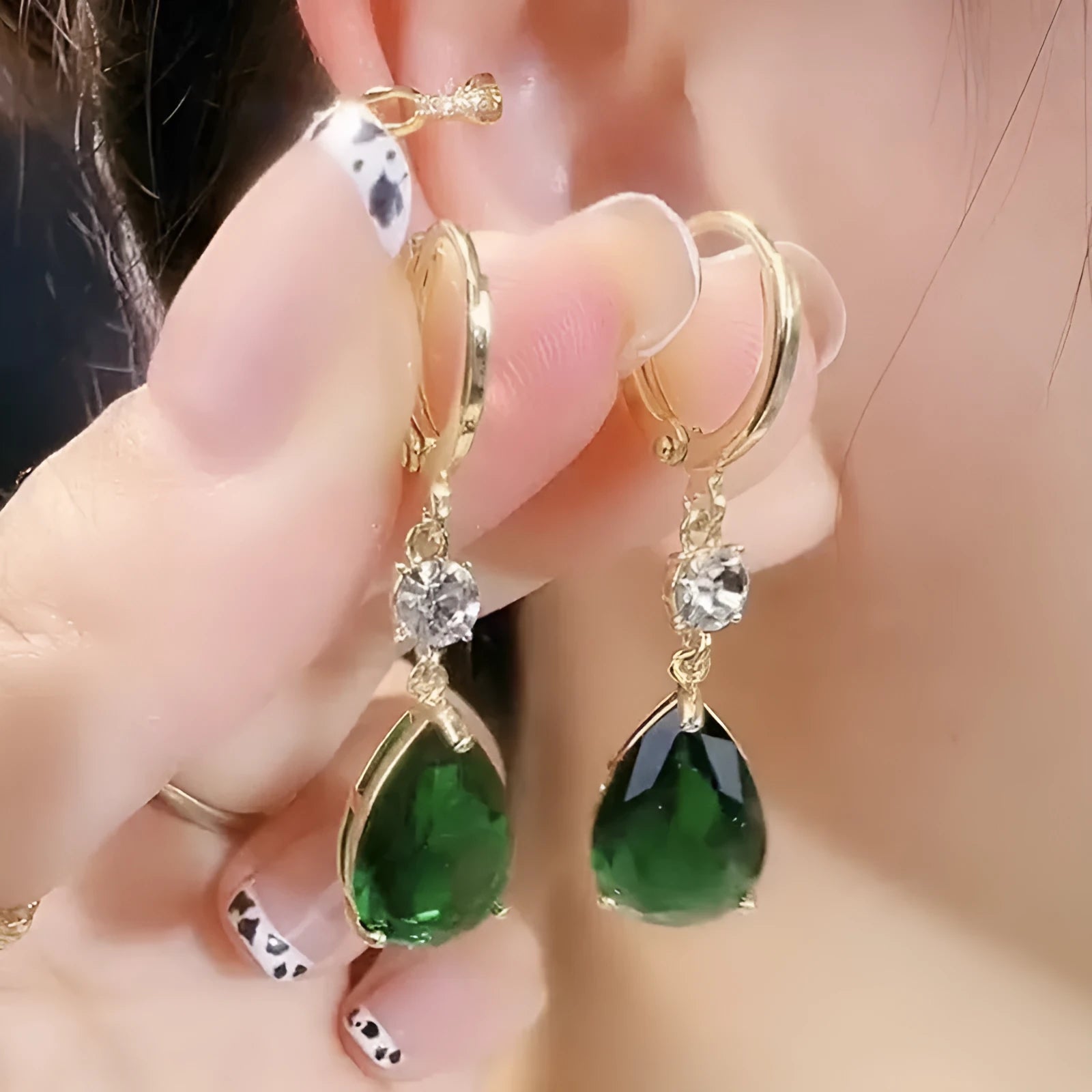 Emerald green geometric teardrop alloy earrings with drop design
