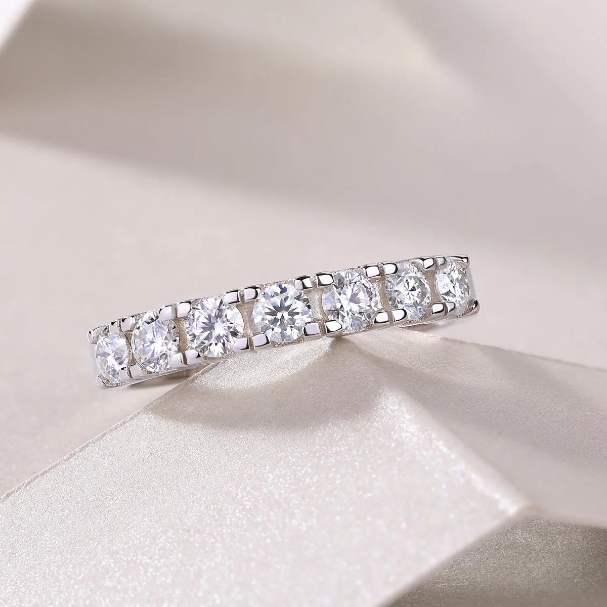 Lucky moissanite wedding ring set in S925 silver with platinum plating, sizes 5-9, gift box and GRA certificate.