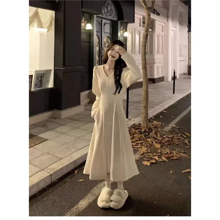 Women's polyester knitted dress with V-neck collar and princess sleeves in milky white