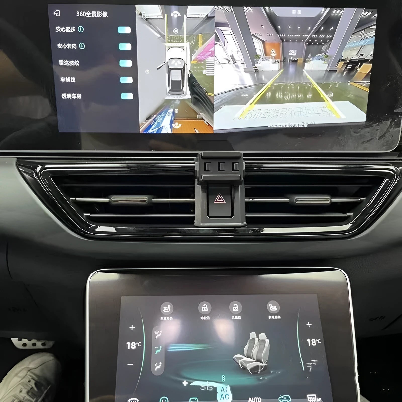 GOODWAY car dashboard mobile phone bracket with 360-degree rotation mounted in vehicle