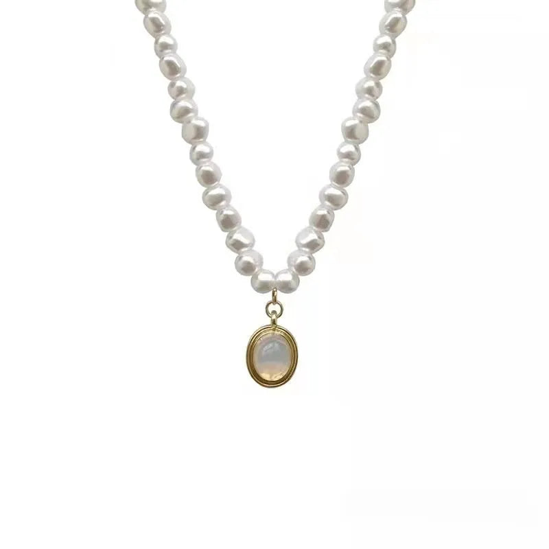 Adjustable vintage pearl alloy necklace with geometric pendant and French court design