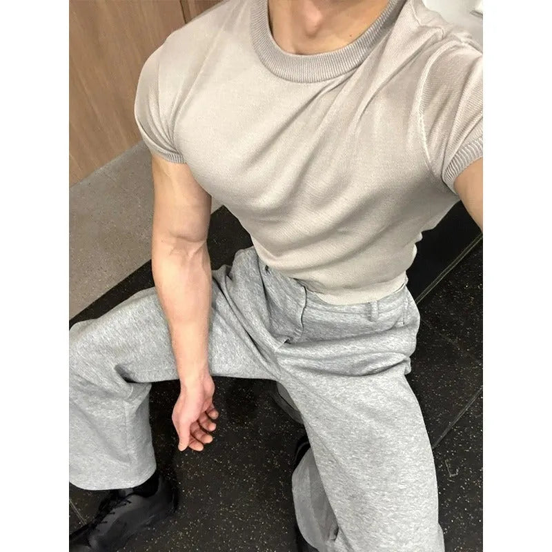 Men's slim fit polyester T-shirt in solid colour with short sleeves and thread cuff-closing detail