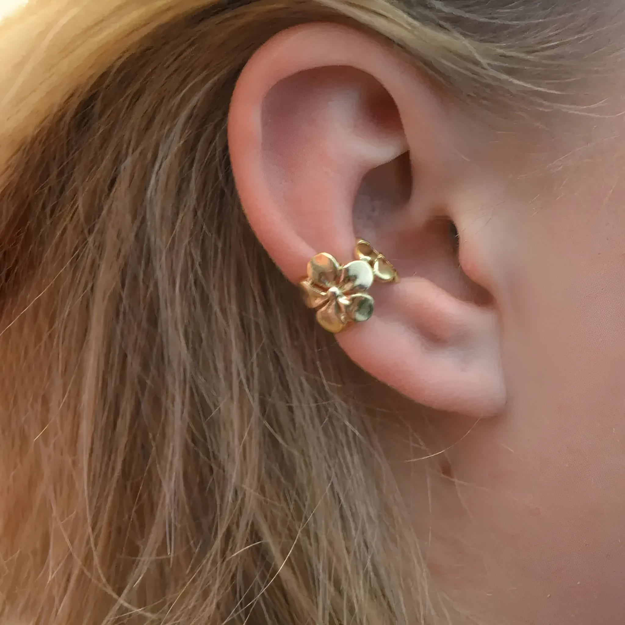 Gold colour starfish and scallop design drop earrings for women.