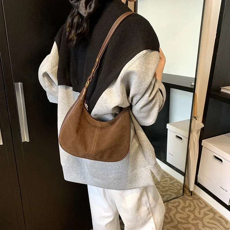 Retro commuter oval crossbody bag in PU with three-dimensional pocket, zipper change bag and mobile phone bag, black colour