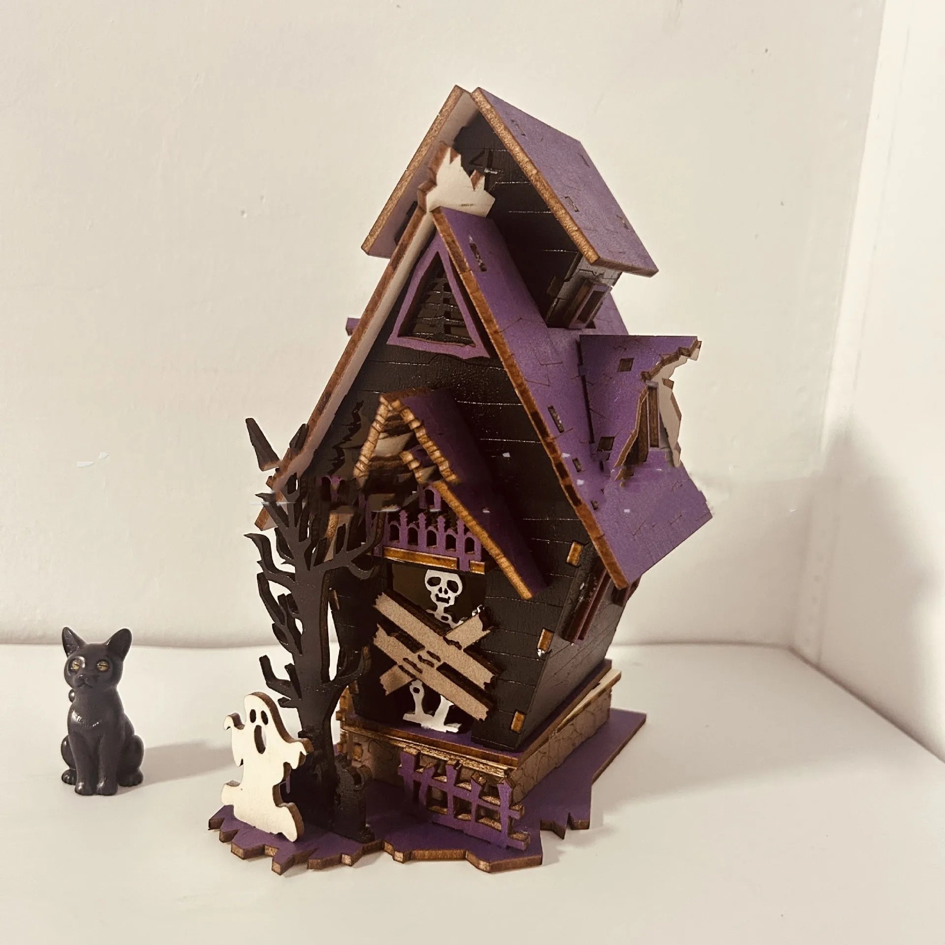 Wooden DIY haunted house Halloween decoration with luminous paint measuring 14x10.5x19cm