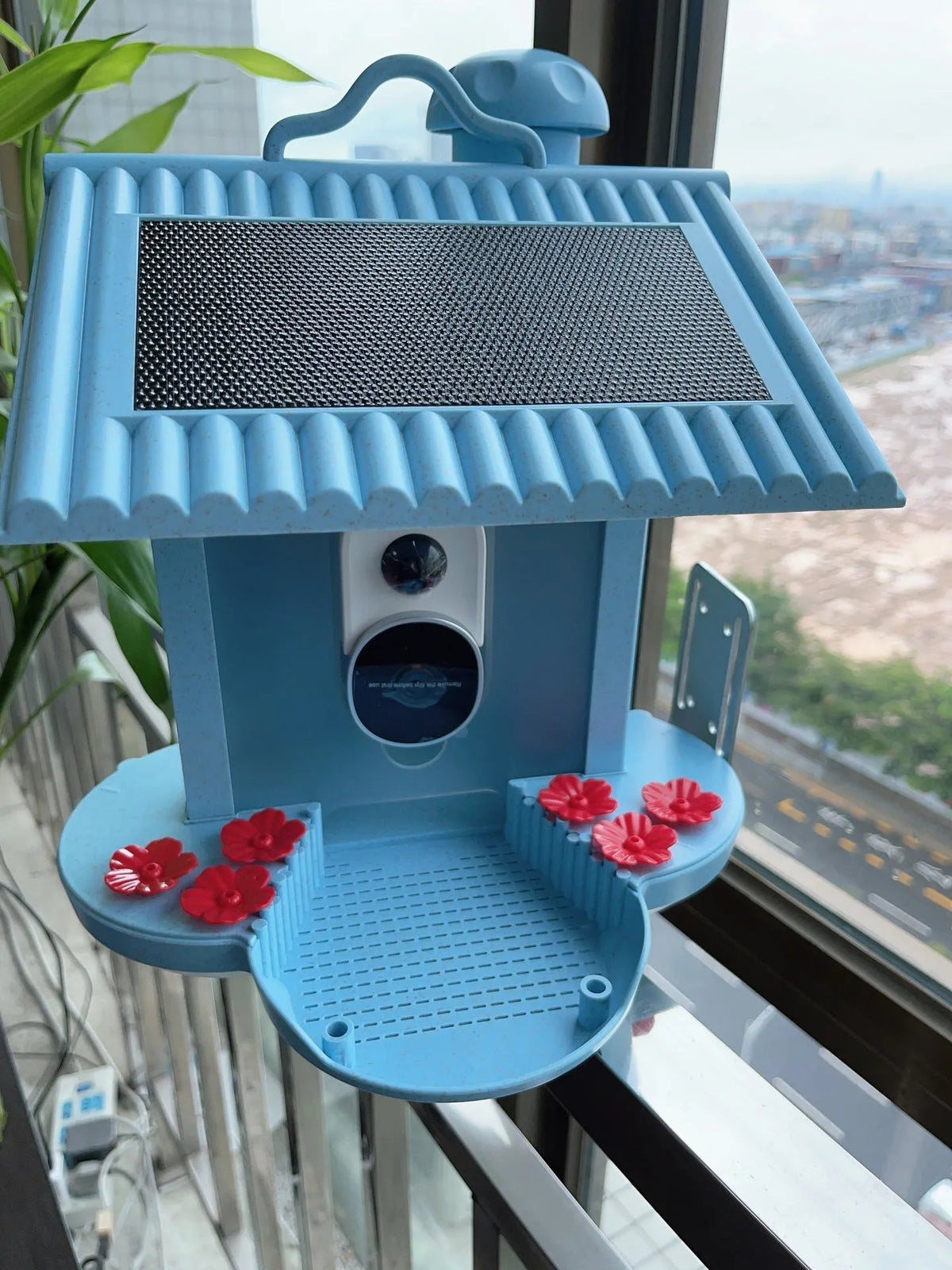 Intelligent feeder with AI bird identification, 160 degree wide angle lens, and infrared night vision