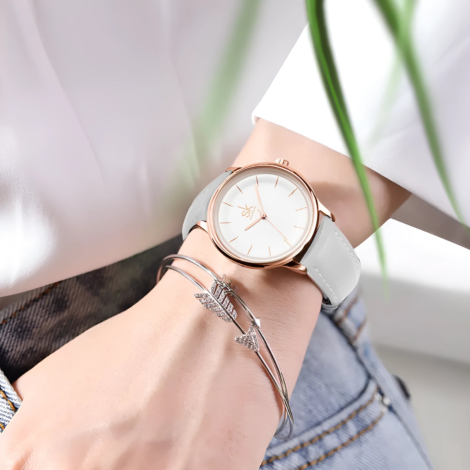 Rose gold alloy case women's quartz watch with white PU strap and round 38mm dial