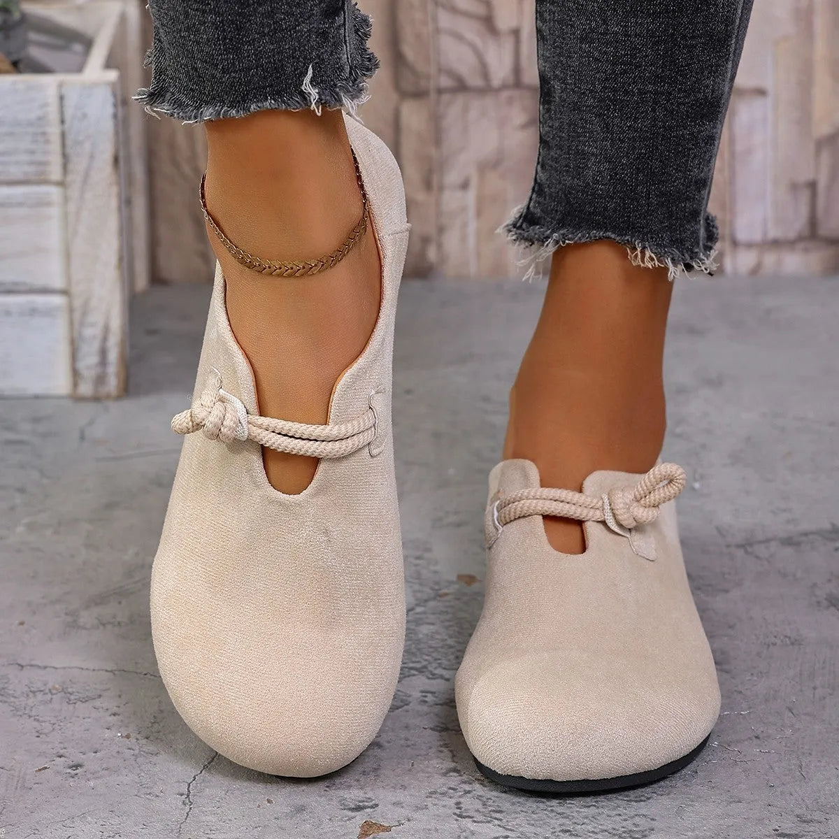 Round head slip-on flat shoes in solid colour, cowhide suede upper, low heel, flat rubber sole, sizes 36-43