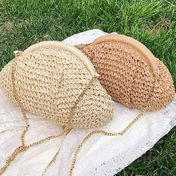 Women's shell-shaped straw beach shoulder bag with chain detail in beige colour