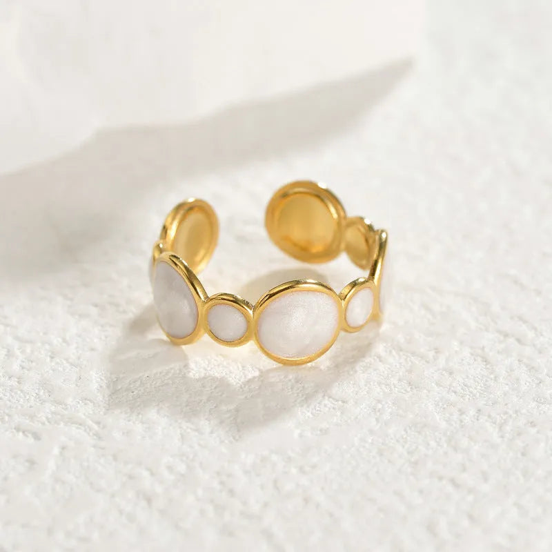 Geometric stainless steel ring for women with an adjustable opening and electroplated finish.