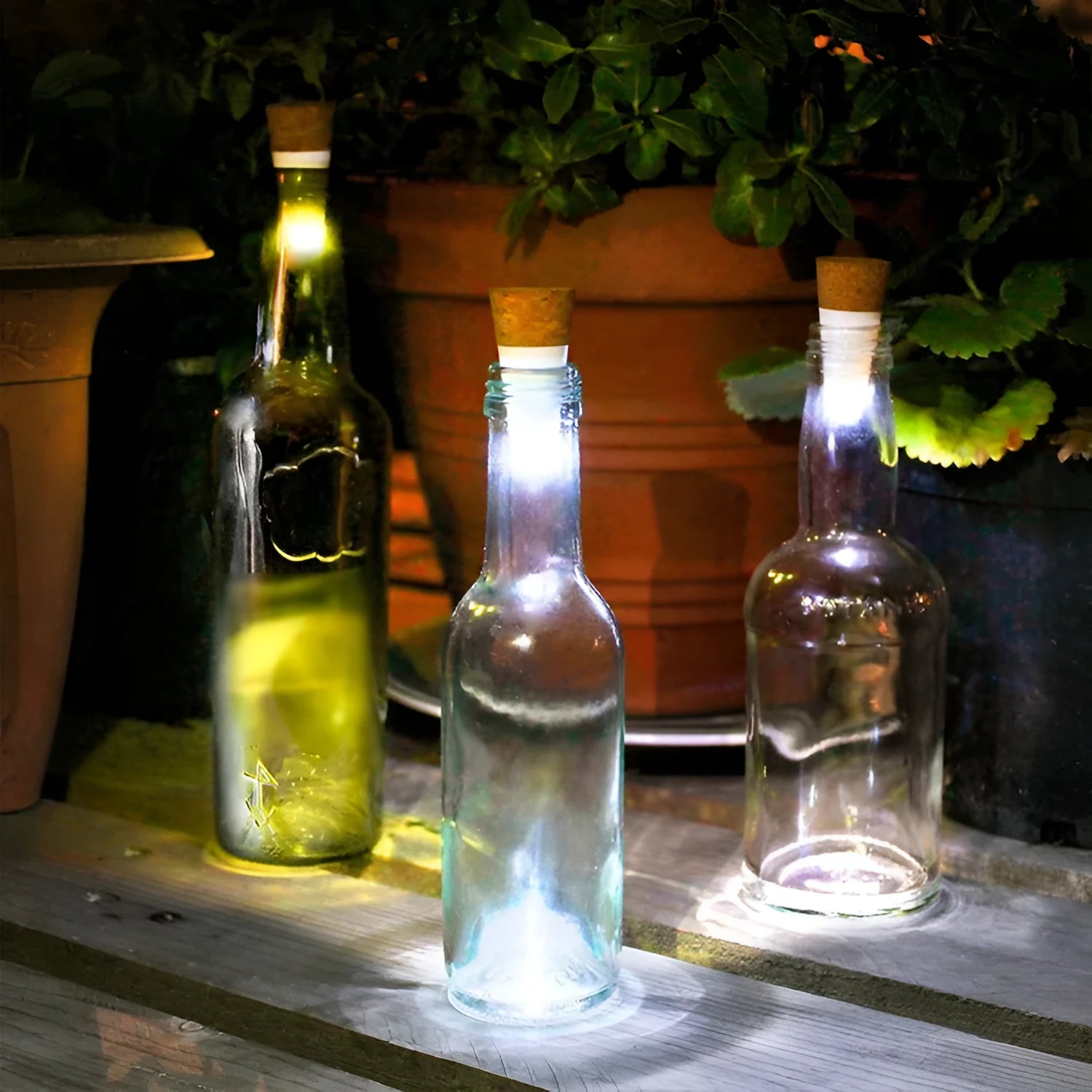 White rechargeable LED luminous bottle cap cork light for holiday decoration.
