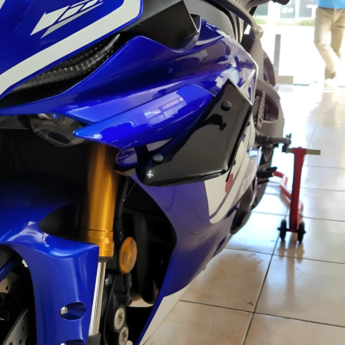 ZX10R spoiler diversion cover in acrylic plastic, non-broken ring fit, shown in black and carbon fibre finish options