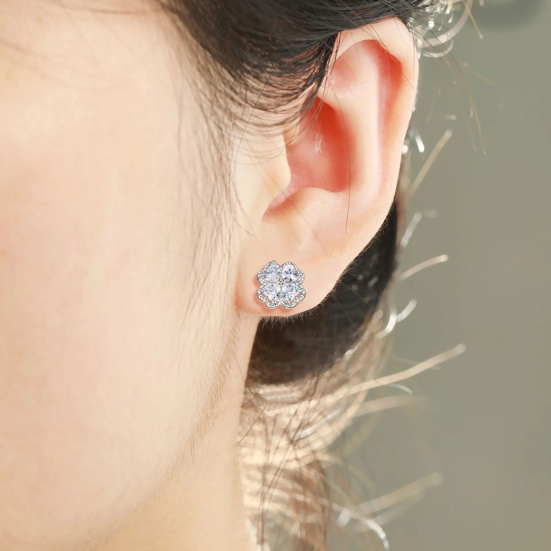 Zeng Yin women's heart-shaped sterling silver earrings with a four-leaf clover zircon design.