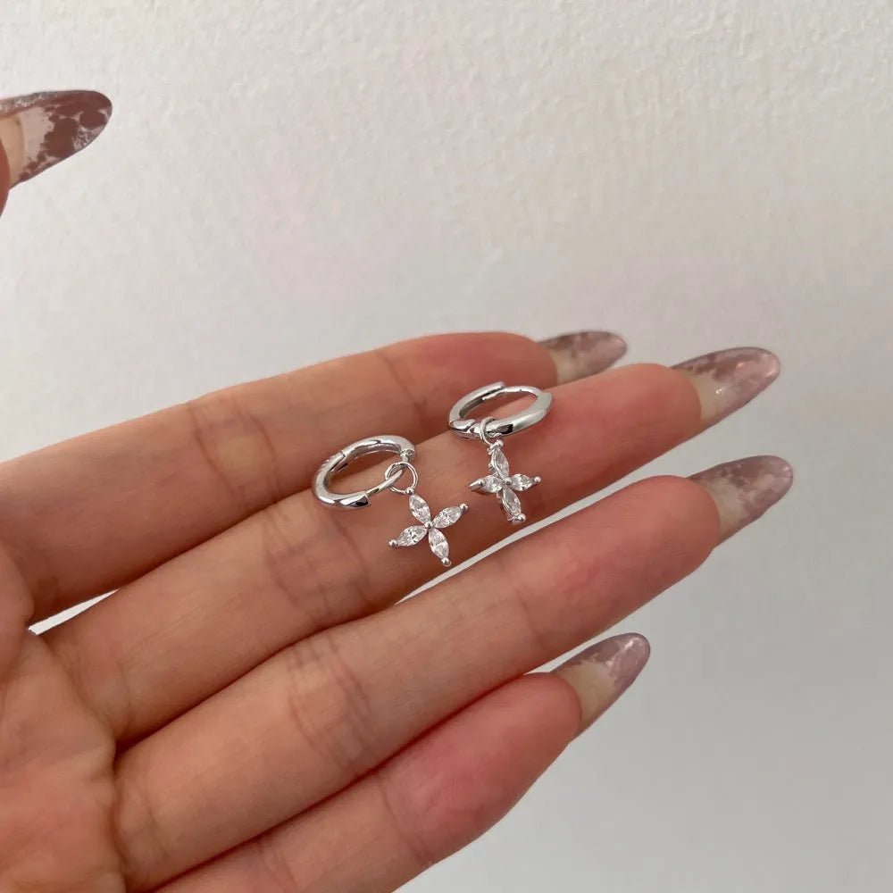 Pair of 925 sterling silver flower-shaped earrings in gold finish, Korean style women's jewellery