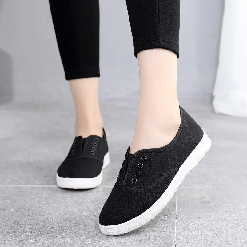 Low-top canvas casual trainers in multiple colours with cloth lining and plastic soles