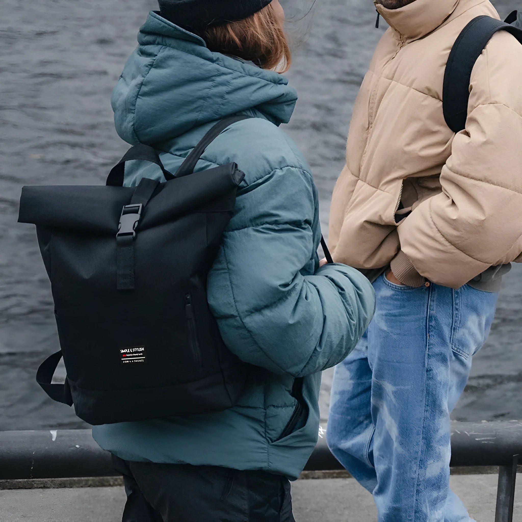 Women's expandable Oxford cloth backpack in black, roll size 50x35x12 cm