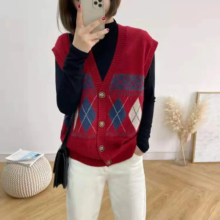 Loose sleeveless cardigan top with diamond plaid pattern in khaki colour