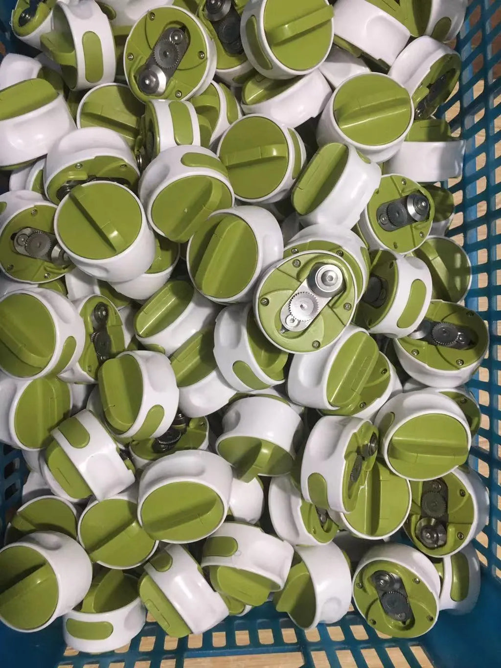 Green stainless steel screw bottle opener with labour-saving mechanism for kitchen use