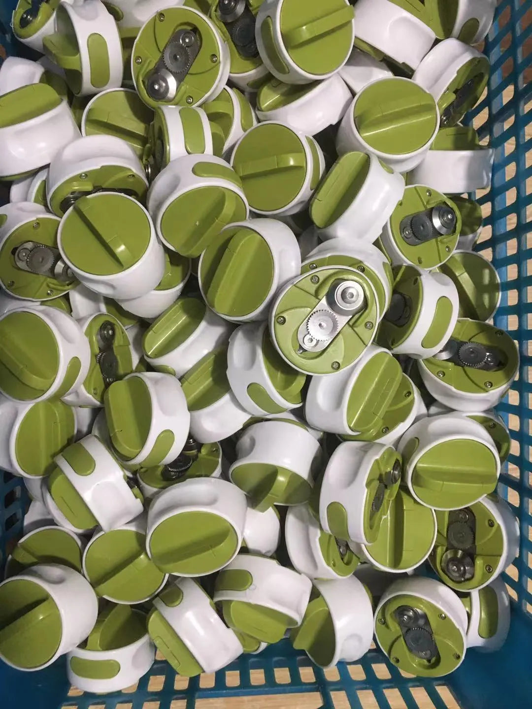 Green stainless steel screw bottle opener with labour-saving mechanism for kitchen use