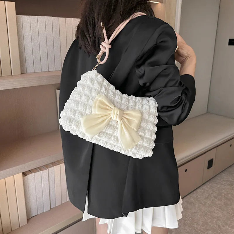 Women's canvas single-shoulder handbag in street-trend style with sandwich pocket design
