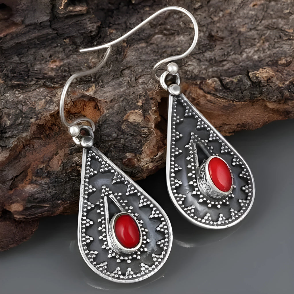 Silver-coloured drop-shaped retro earrings made from zinc alloy.
