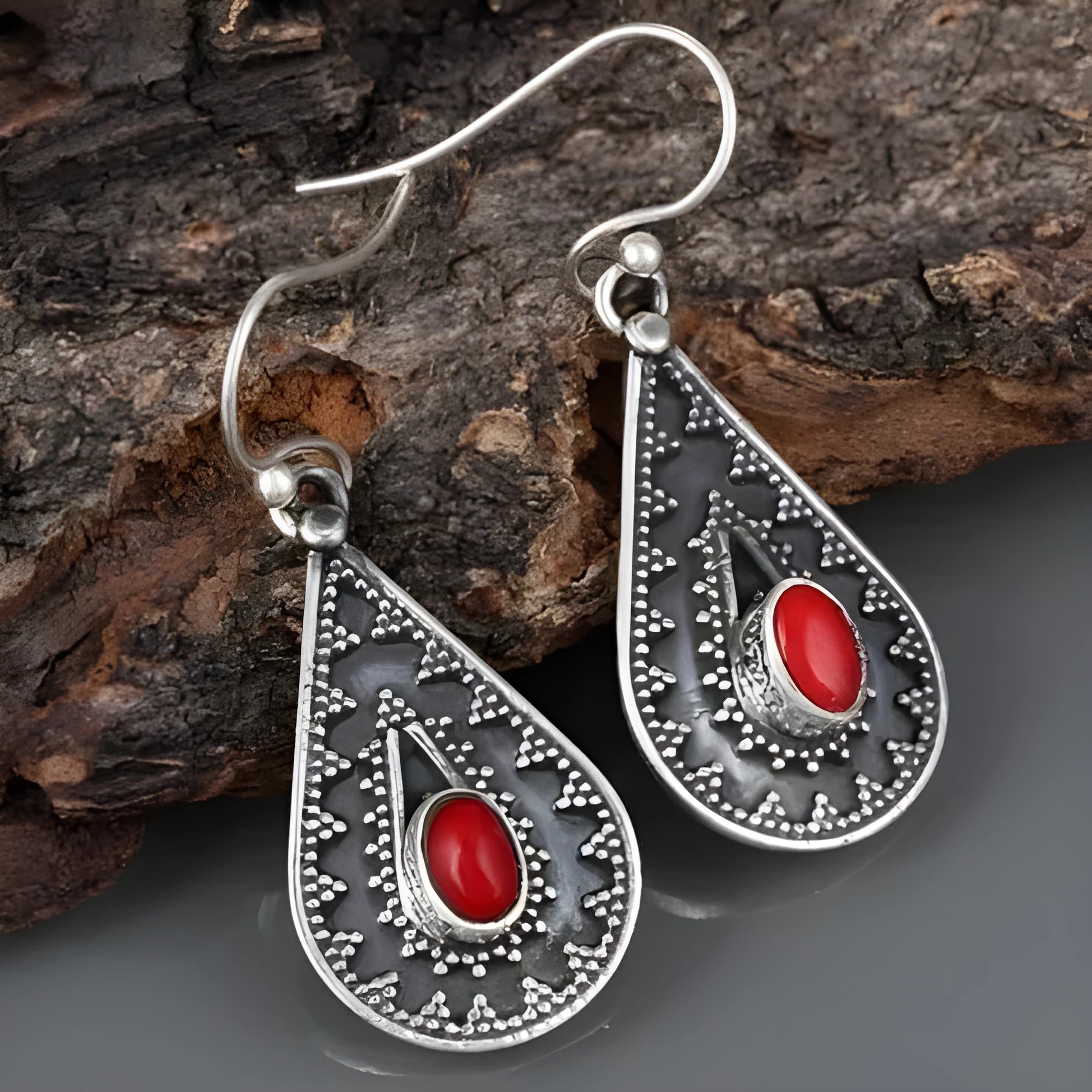 Silver-coloured drop-shaped retro earrings made from zinc alloy.