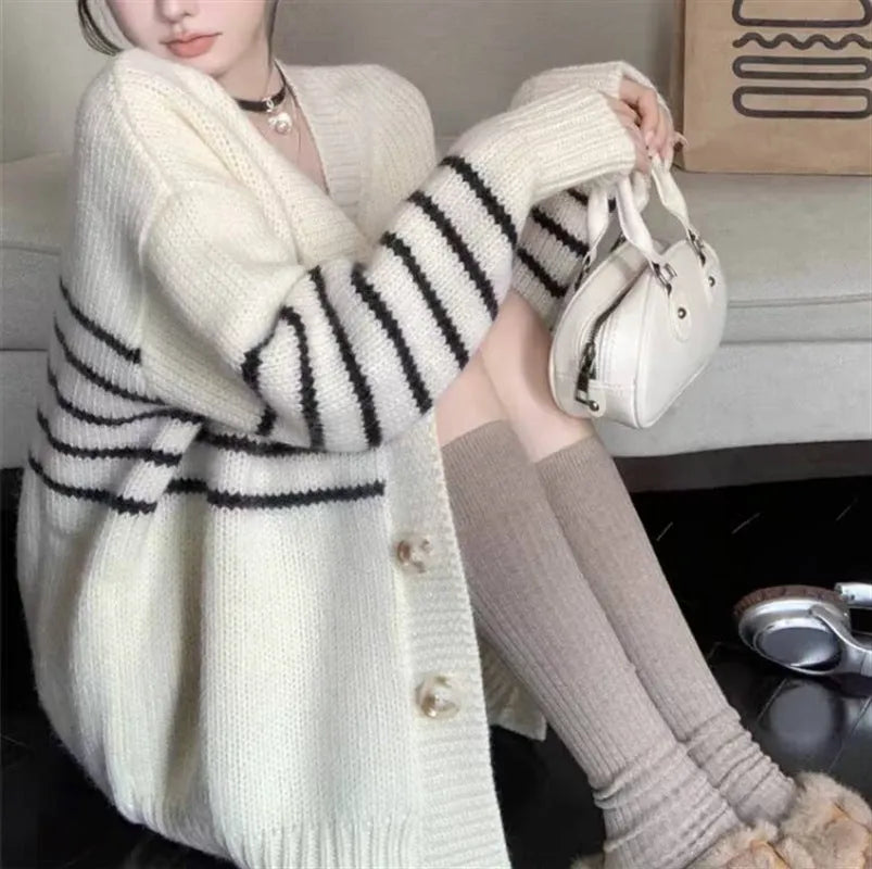 Collar button cardigan sweater with 3D pattern in picture colour finish