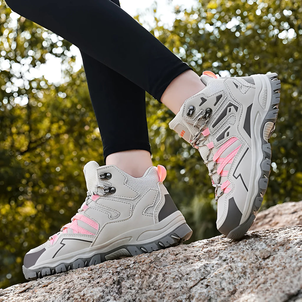 Hiking sneakers with front lace-up closure and natural rubber sole in multiple colour options
