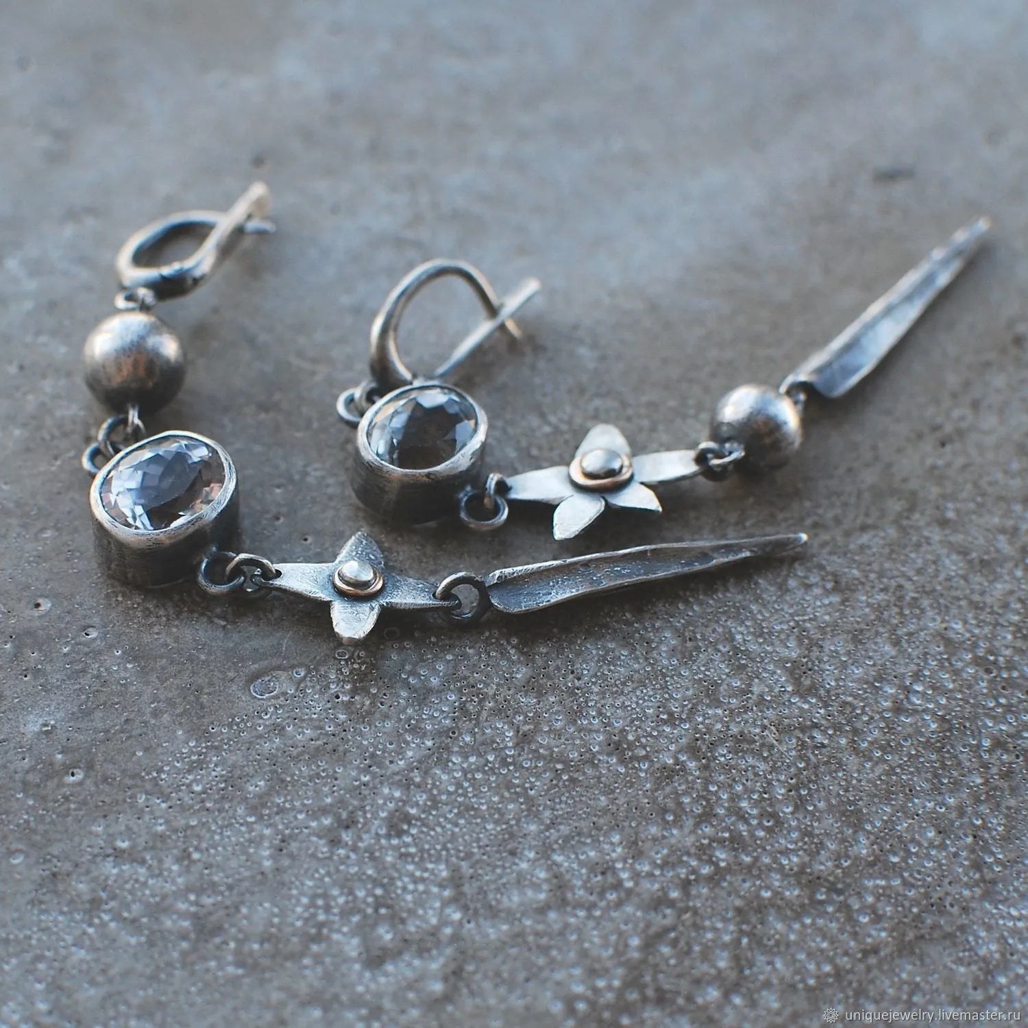 XINGX geometric antique silver-plated rhinestone pendant earrings showing long drop design