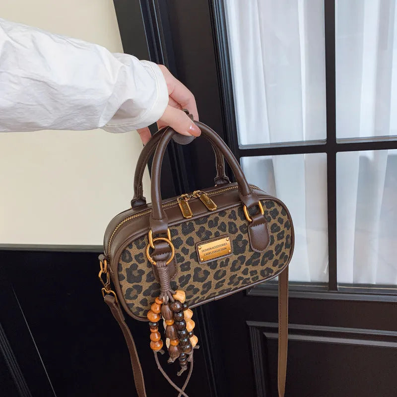 Niche PU one-shoulder messenger bag with stitching horizontal square shape and pendant