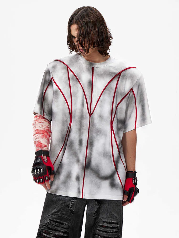 Padded shoulder short sleeve T-shirt with three-dimensional line patchwork and round neck