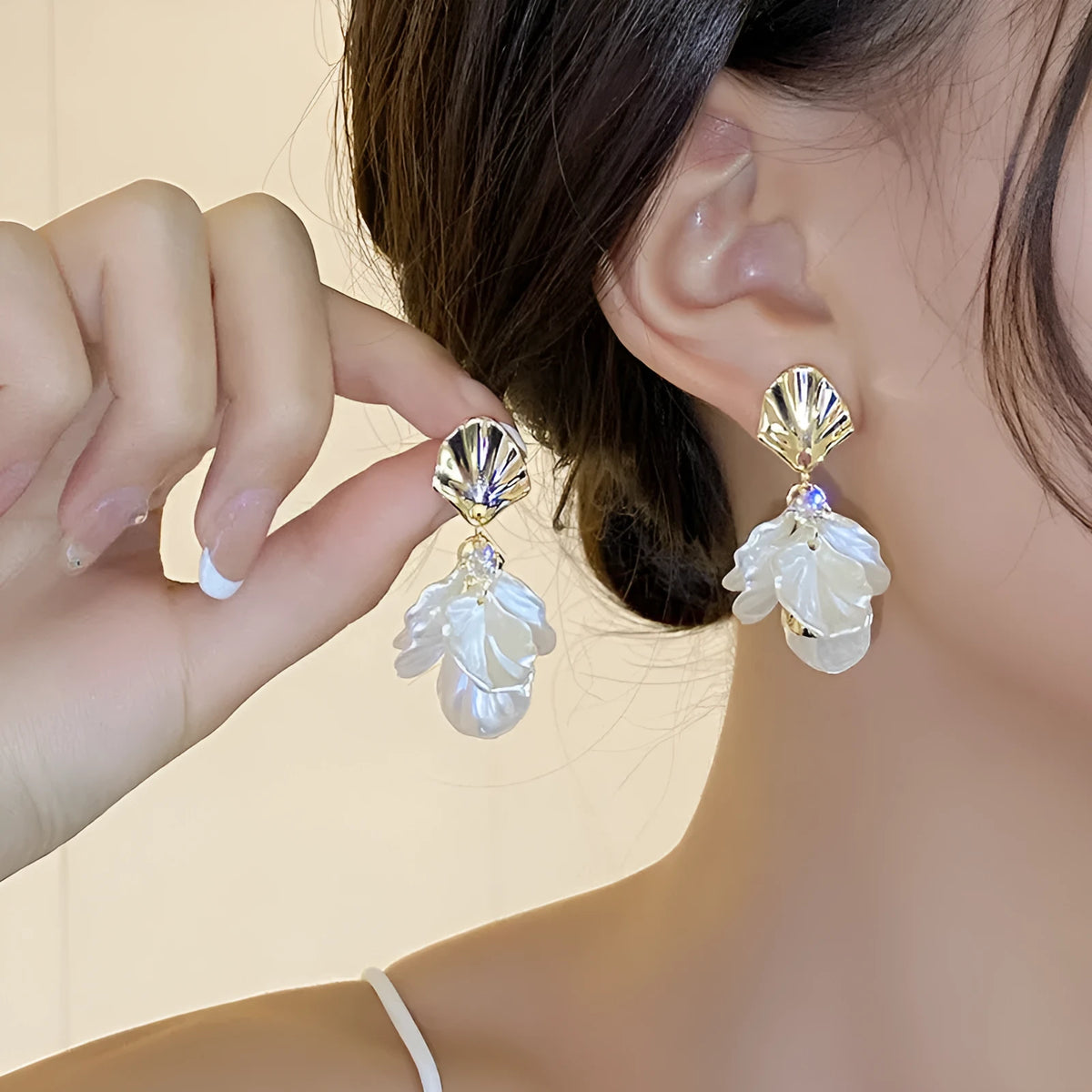 White shell flower stud earrings for women, retro butterfly and geometric design, one pair