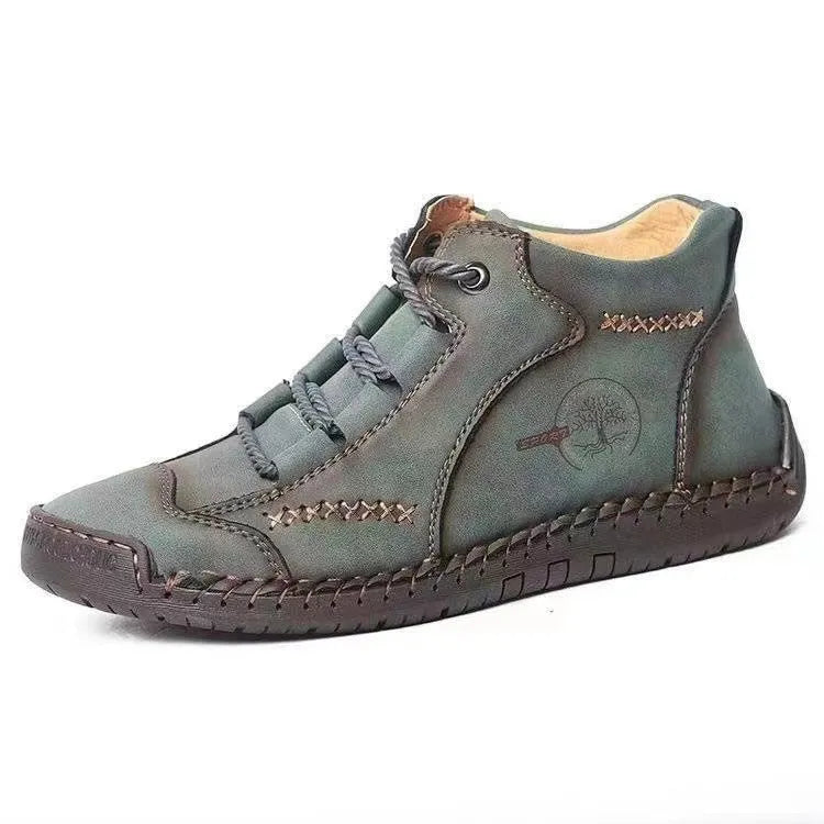 Men's leather boots with round toe and lace-up closure in army green colour