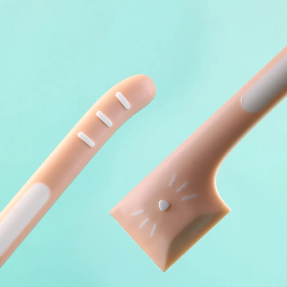 Long-handled pet feeding spoon for canned food with right-angle scraping edge